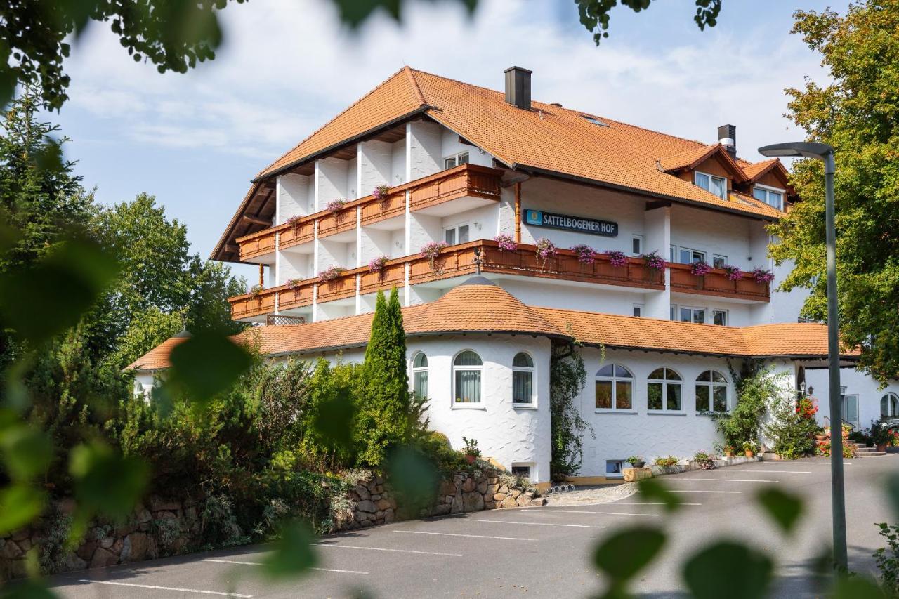 Hotel Sattelbogener Hof Traitsching Exterior foto